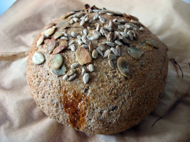 Bochenek chleba pełnoziarnistego 