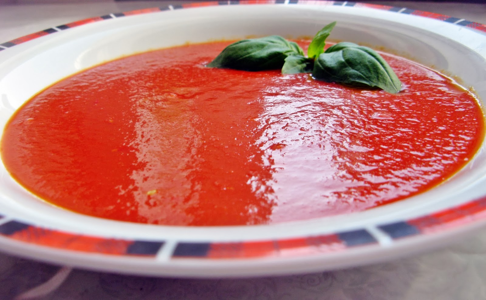 Szybka pomidorowa zupa – krem z mleczkiem kokosowym