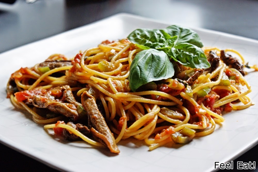 Spaghetti con funghi e peperoni/ Spaghetti z grzybami i zieloną papryką