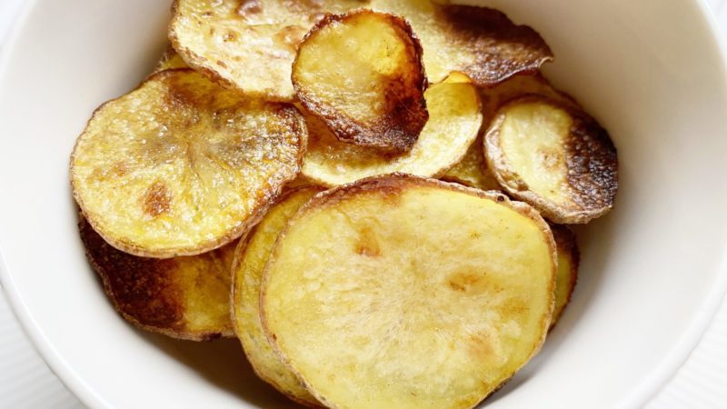 Chipsy z piekarnika – przepis na domowe chipsy